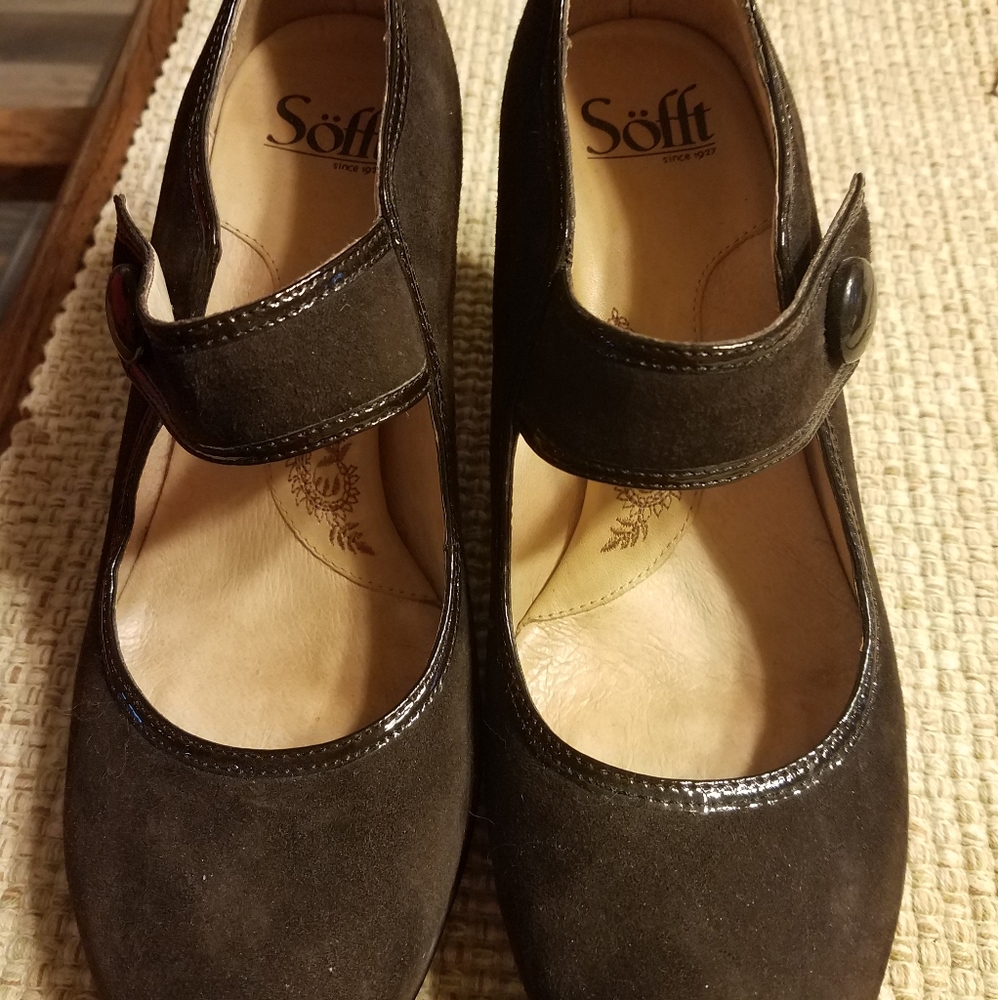 Suede Mary Jane pumps